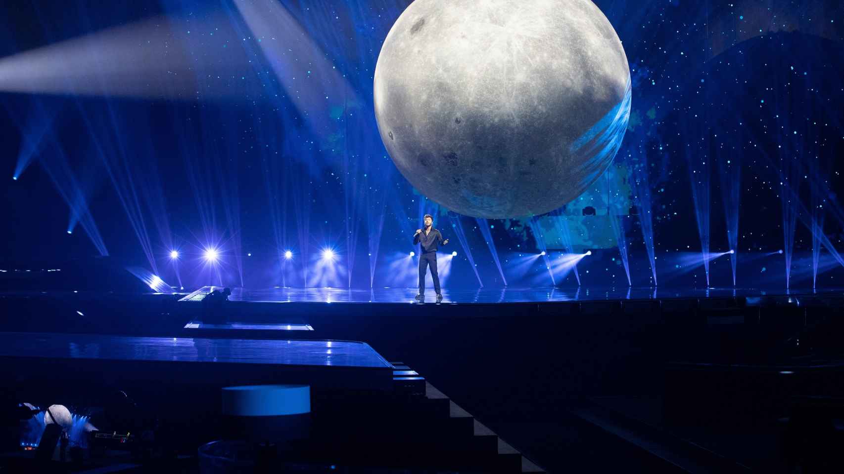 La luna de Blas Cantó ya es el elemento más grande de la historia de Eurovisión