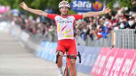 Victor Lafay celebra su victoria en la 8ª etapa del Giro de Italia 2021