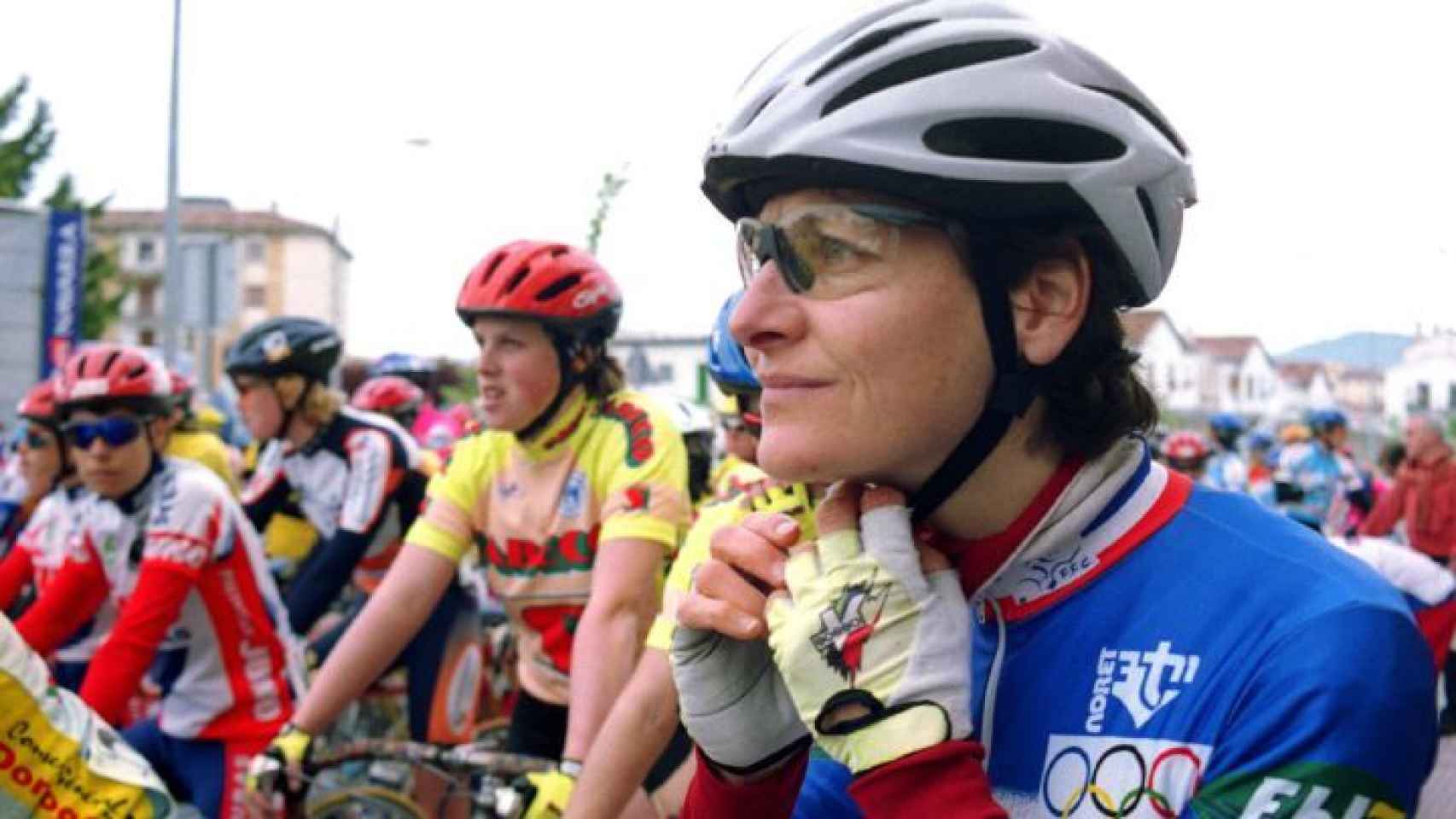 Ciclistas antes de una carrera femenina