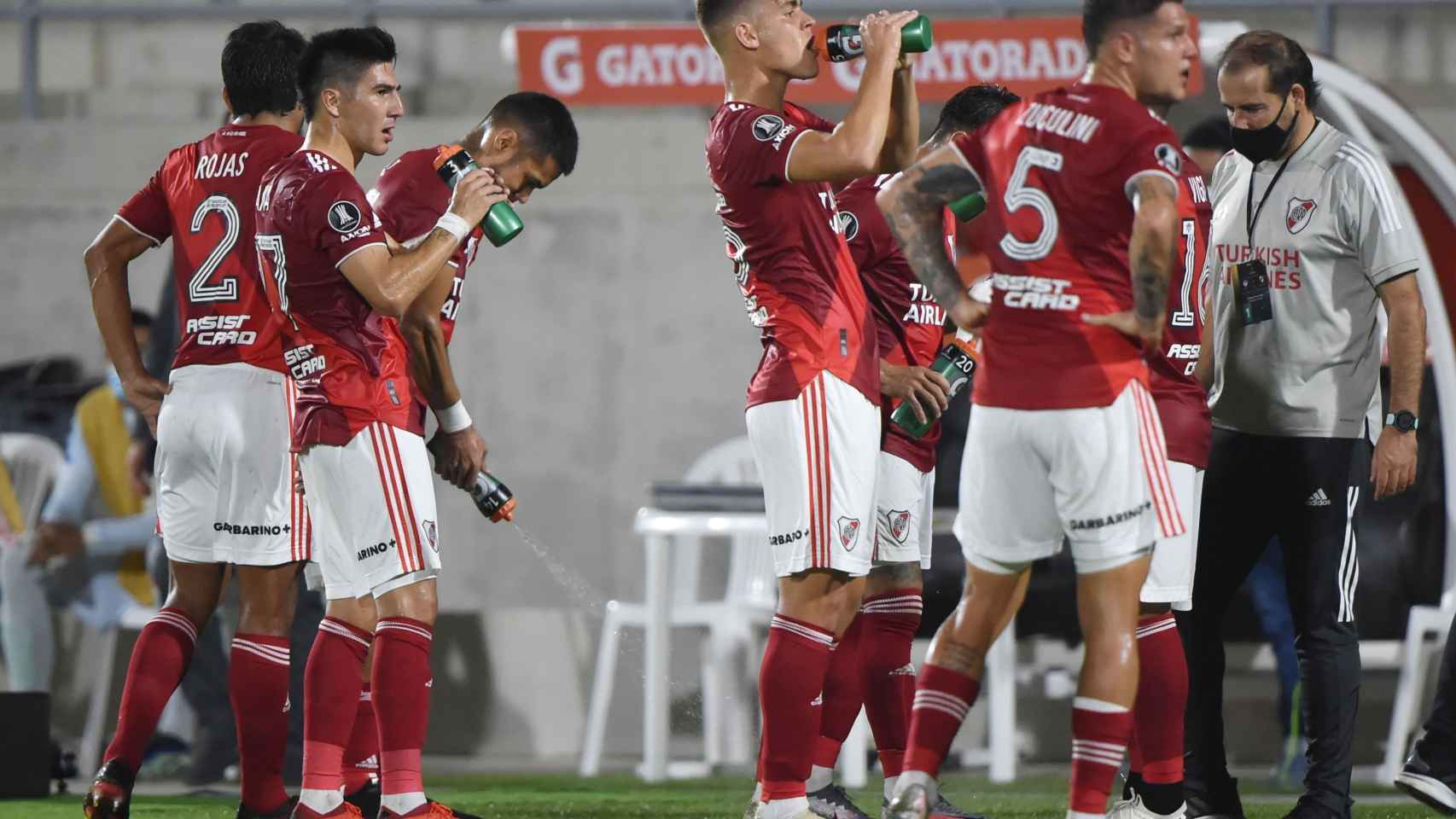 Los jugadores de River Plate bebiendo durante un partido