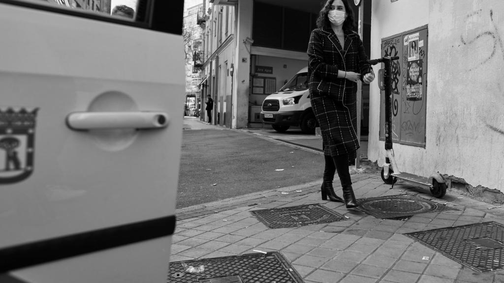 La presidenta de la Comunidad de Madrid, Isabel Díaz Ayuso, se dirige a la sede de la Asociación Gremial de Auto Taxi, en Madrid (España).