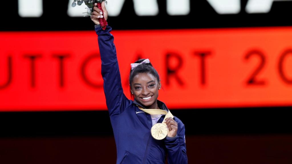 Simone Biles, con una de las medallas que consiguió en el Mundial de 2019