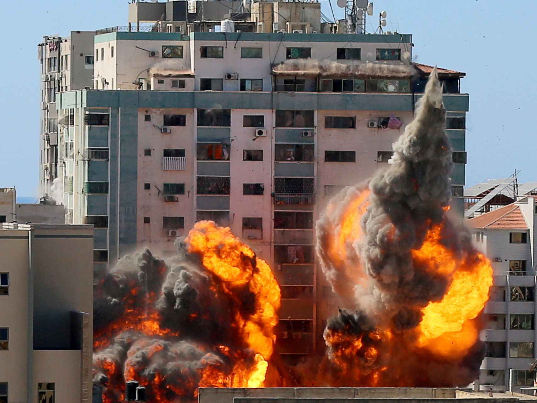 El edificio bombardeado en el que se encontraban medios como Al Jazeera y AP, durante la explosión.