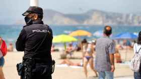 Un agente de Policía vigila la playa de Benidorm, este fin de semana.