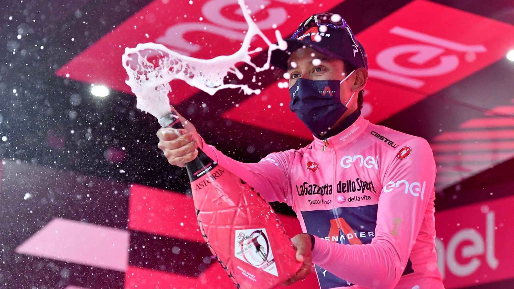 Egan Bernal, en el podio de la novena etapa del Giro de Italia