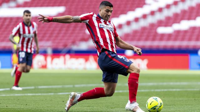 Luis Suárez remata un balón solo ante la portería