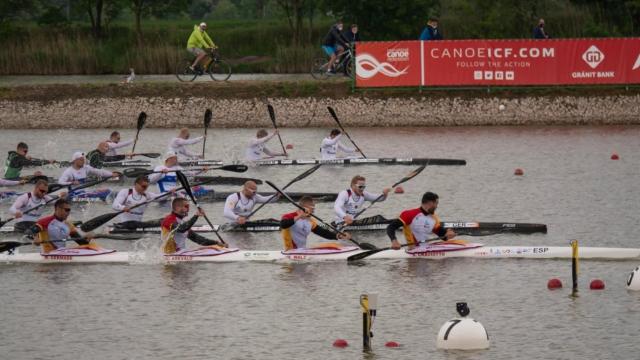 El K4 español venciendo a Alemania en la Copa del Mundo de 2021