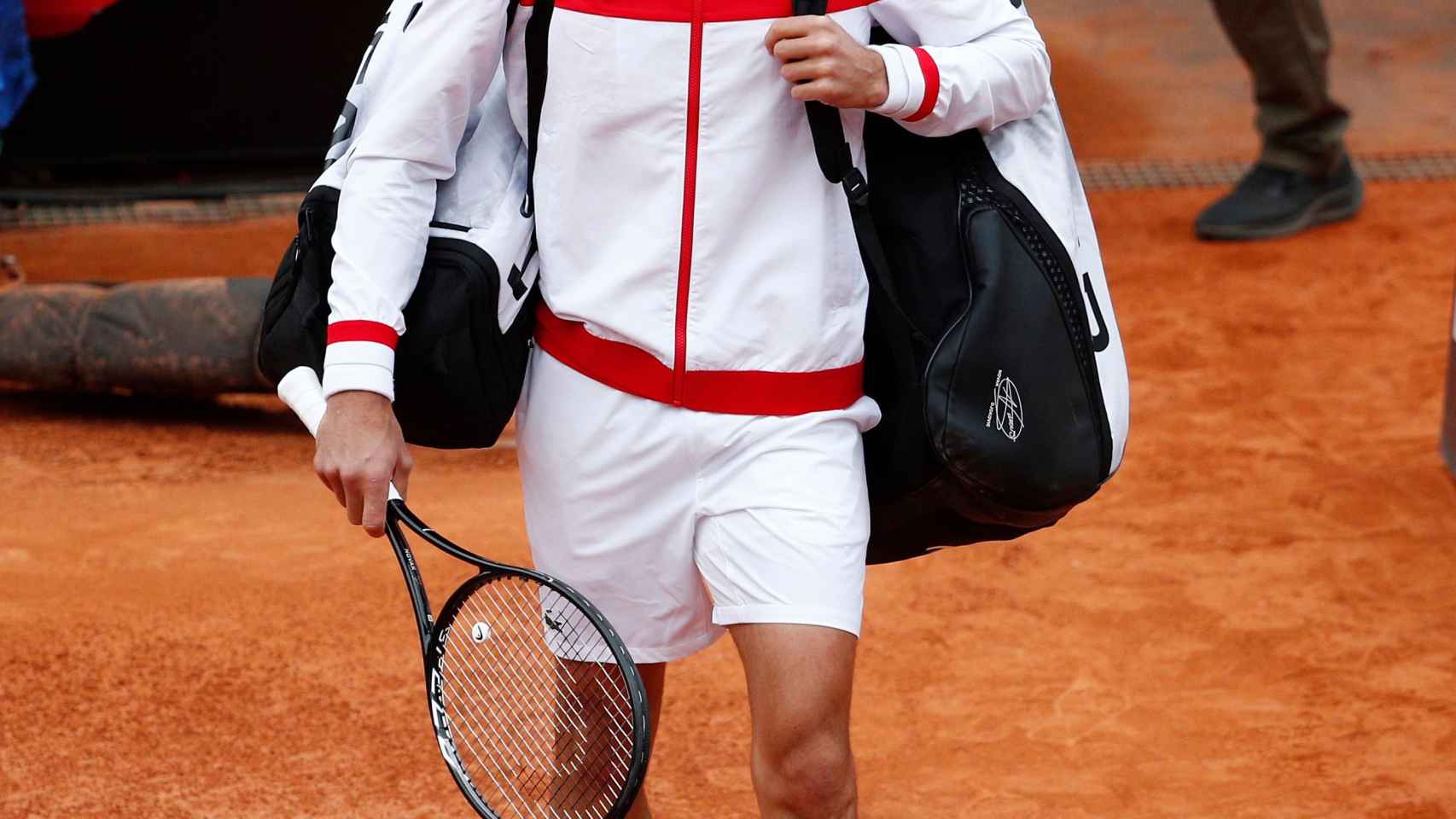 Novak Djokovic sale a la pista para jugar la final