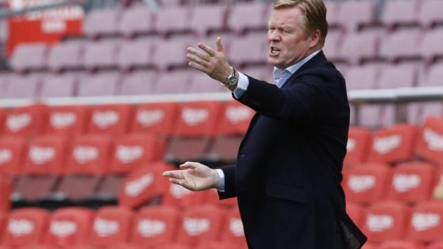 Ronald Koeman da órdenes desde la banda del Camp Nou