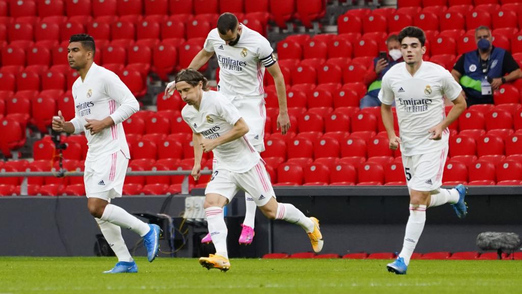 Los jugadores del Real Madrid saltan al césped de San Mamés para enfrentarse al Athletic Club