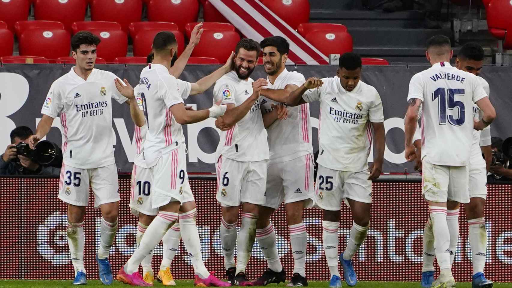 Los jugadores del Real Madrid celebran el gol de Nacho Fernández