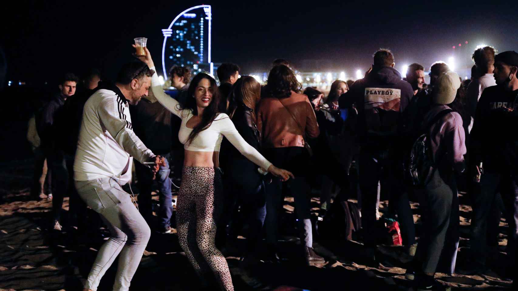 Un grupo de jóvenes baila en una playa de Barcelona sin cumplir las normas de seguridad y sin mascarilla. EP
