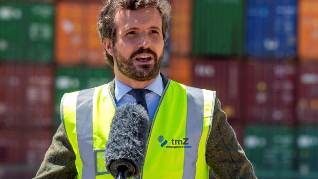 Pablo Casado, en una visita a la Terminal Marítima de Zaragoza, la principal terminal ferroportuaria del interior de España.