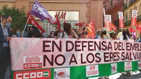 Concentración de trabajadores de H&M ante la tienda de la calle O'Donnell, en Sevilla.