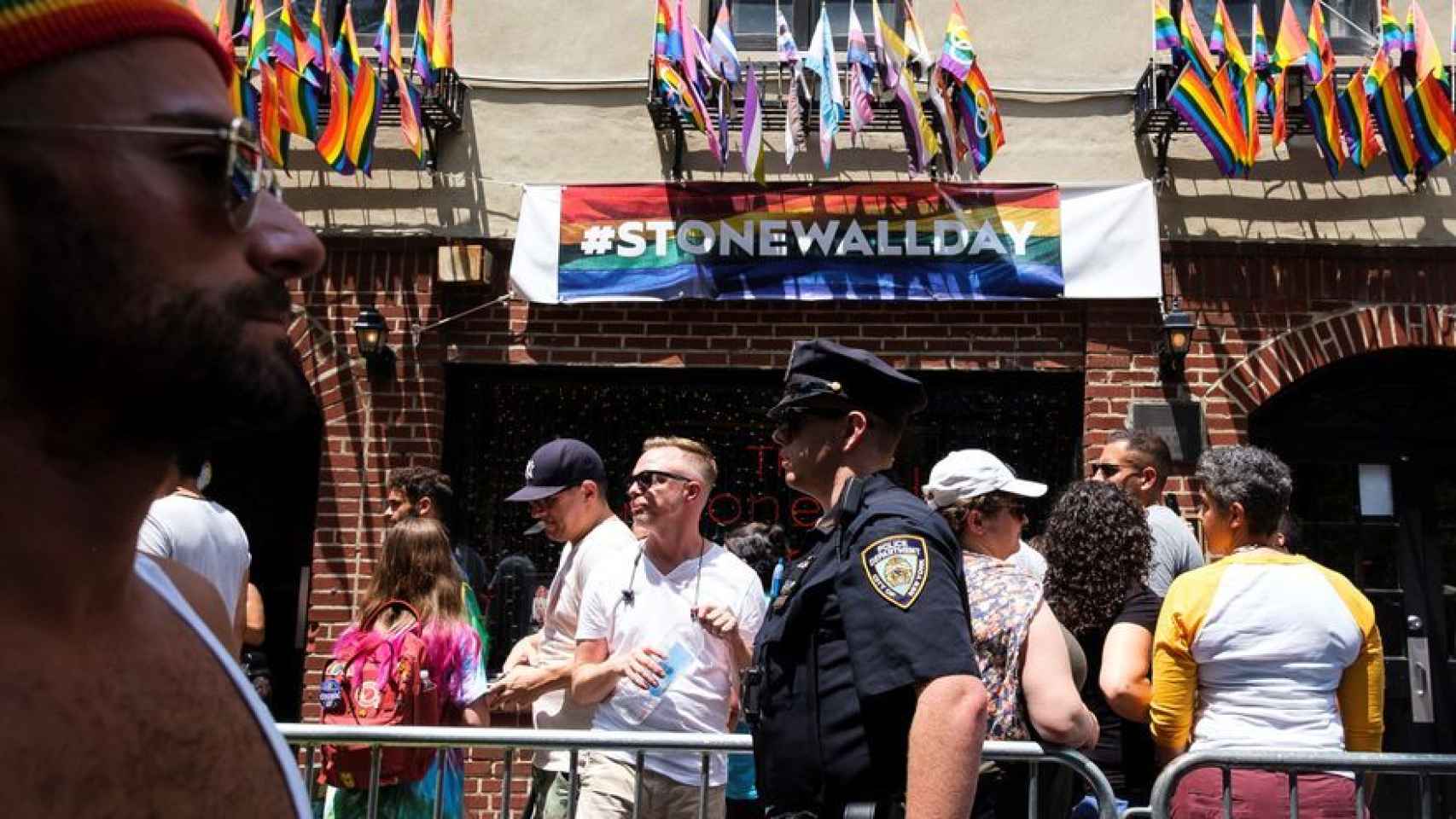 Un policía frente al bar gay Stonewall Inn, en Manhattan.
