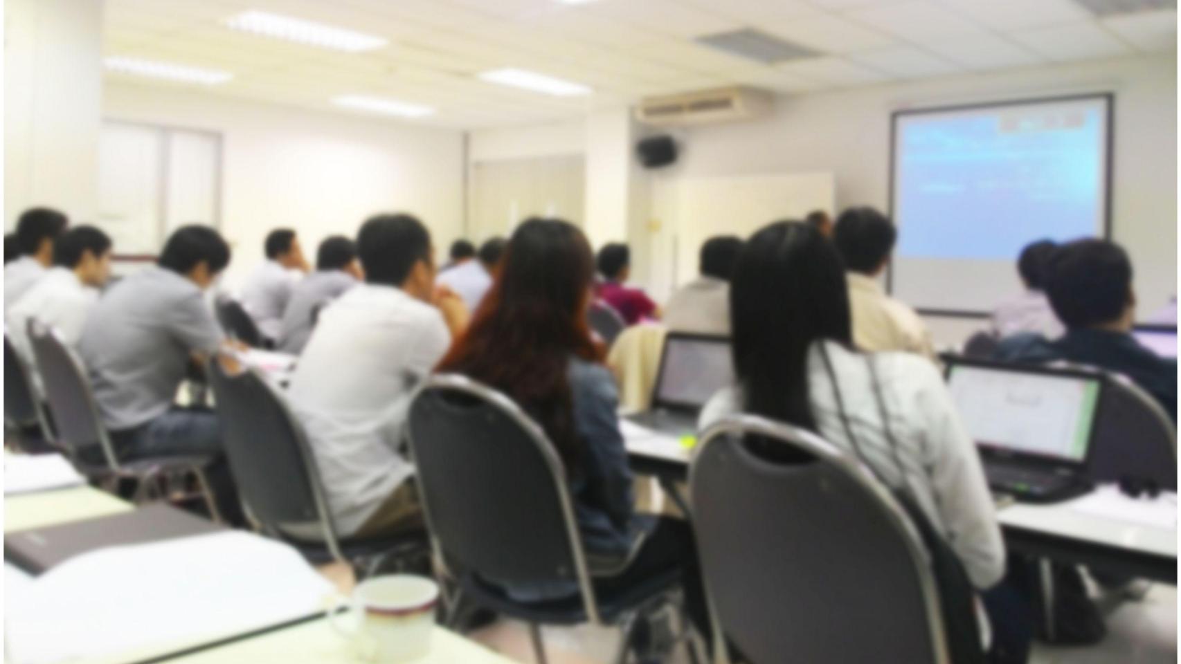 Varios estudiantes en una clase.