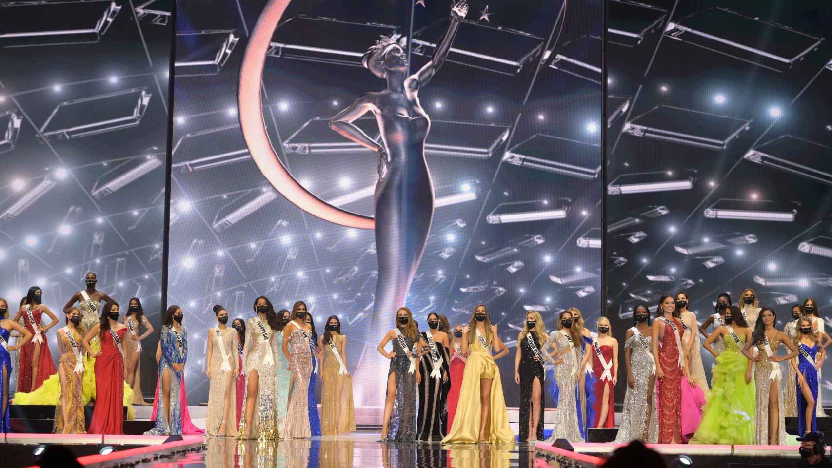 Todas las candidatas a ganar Miss Universo sobre el escenario.