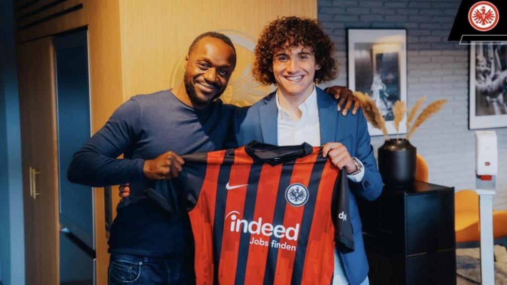 Fabio Blanco posa con la camiseta del Eintratch Frankfurt