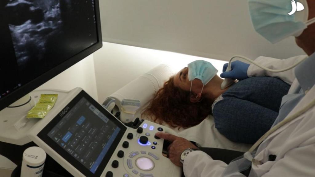 El Dr. Manuel Gargallo explora el cuello de una paciente en el Hospital Universitario Fundación Jiménez Díaz.