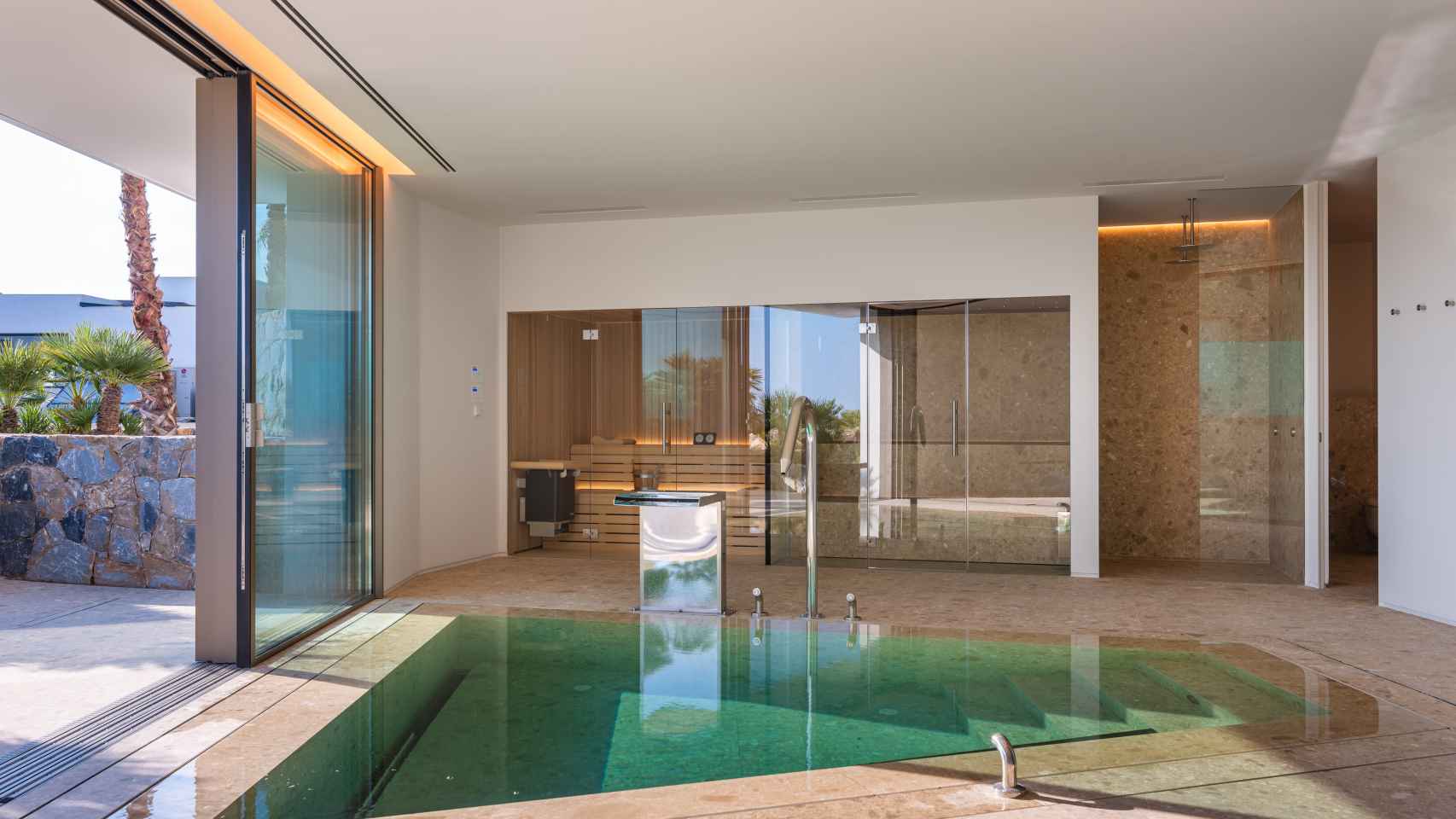La piscina interior en la villa más cara de Alicante.