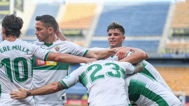 El Elche cumple en Cádiz y se agarra al Valencia para conseguir la permanencia