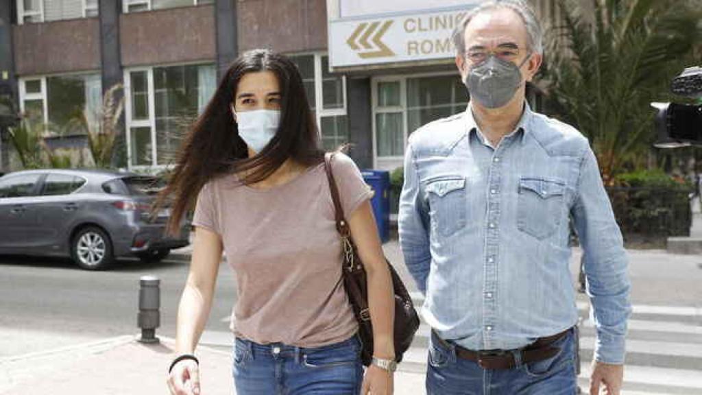 Bárbara Mirjan también acudió al centro hospitalario junto a su padre, para visitar a su pareja.