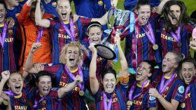 Las jugadoras del Barcelona levantan el trofeo de la Women's Champions League