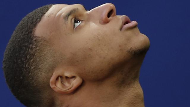 Kylian Mbappé, en el calentamiento previo a un partido del PSG