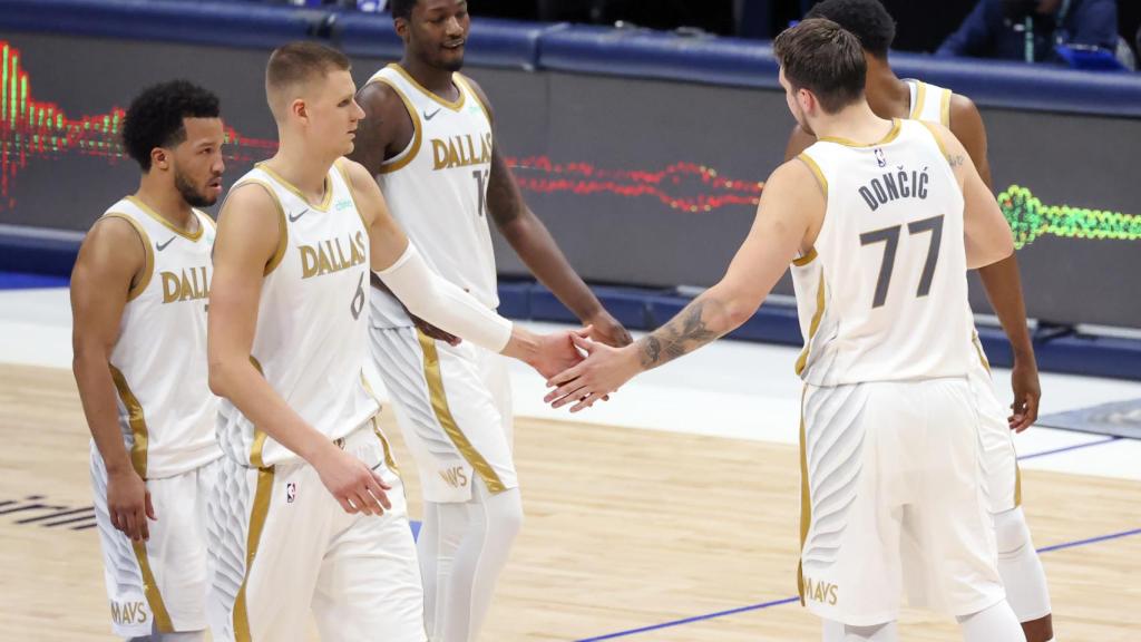 Doncic junto a sus compañeros de los Dallas Mavericks