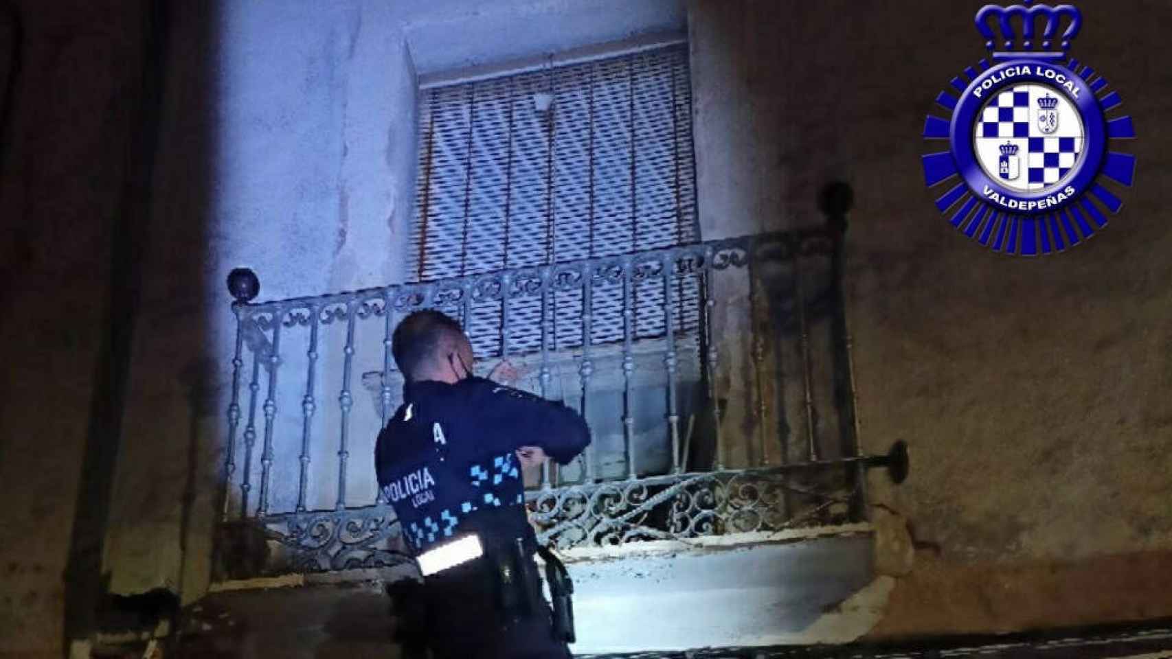 Un agente de la Policía Local de Valdepeñas durante la intervención