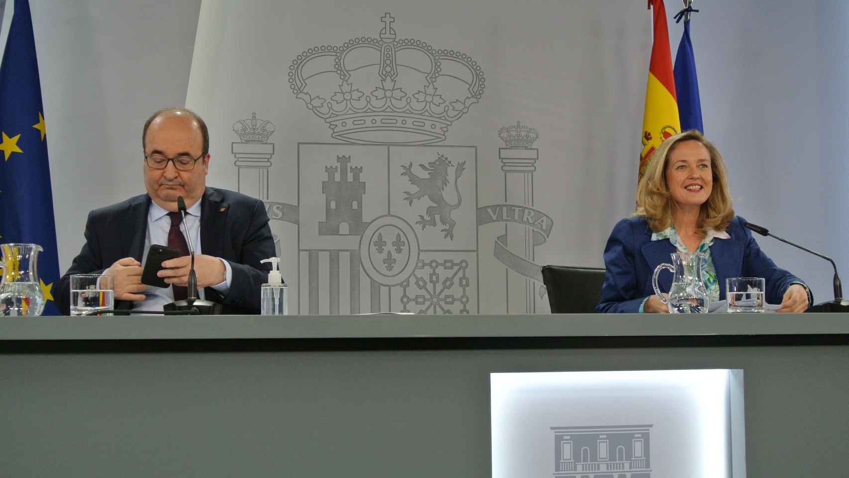 Miquel Iceta, ministro de Política Territorial y Función Pública, con la vicepresidenta económica, Nadia Calviño, en Moncloa.