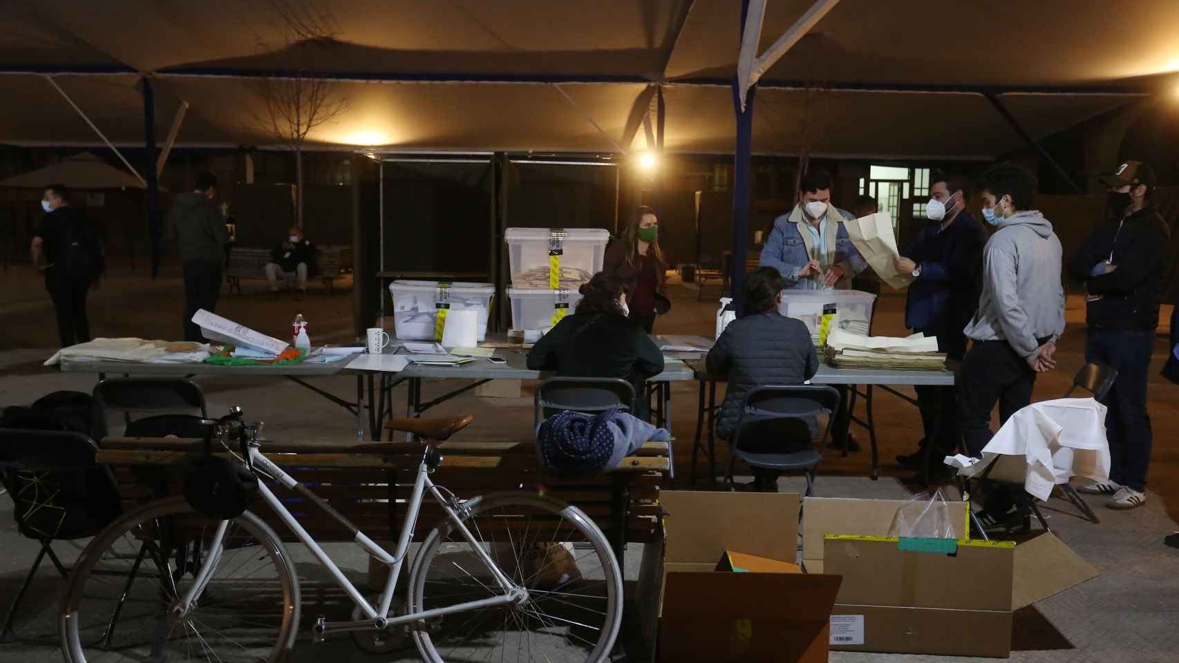 Funcionarios cierran las urnas en las elecciones locales y constituyentes en Santiago de Chile.