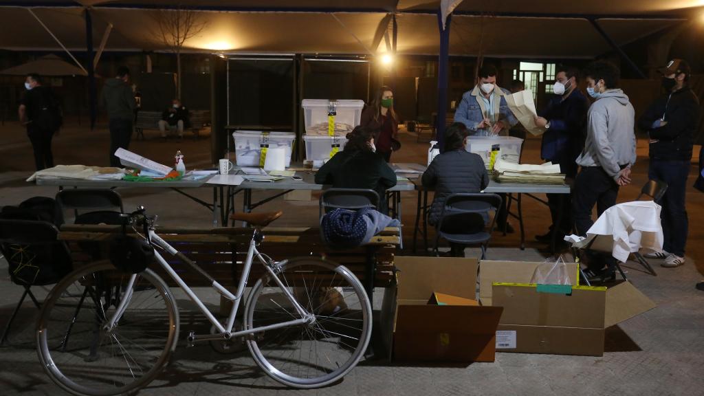 Funcionarios cierran las urnas en las elecciones locales y constituyentes en Santiago de Chile.