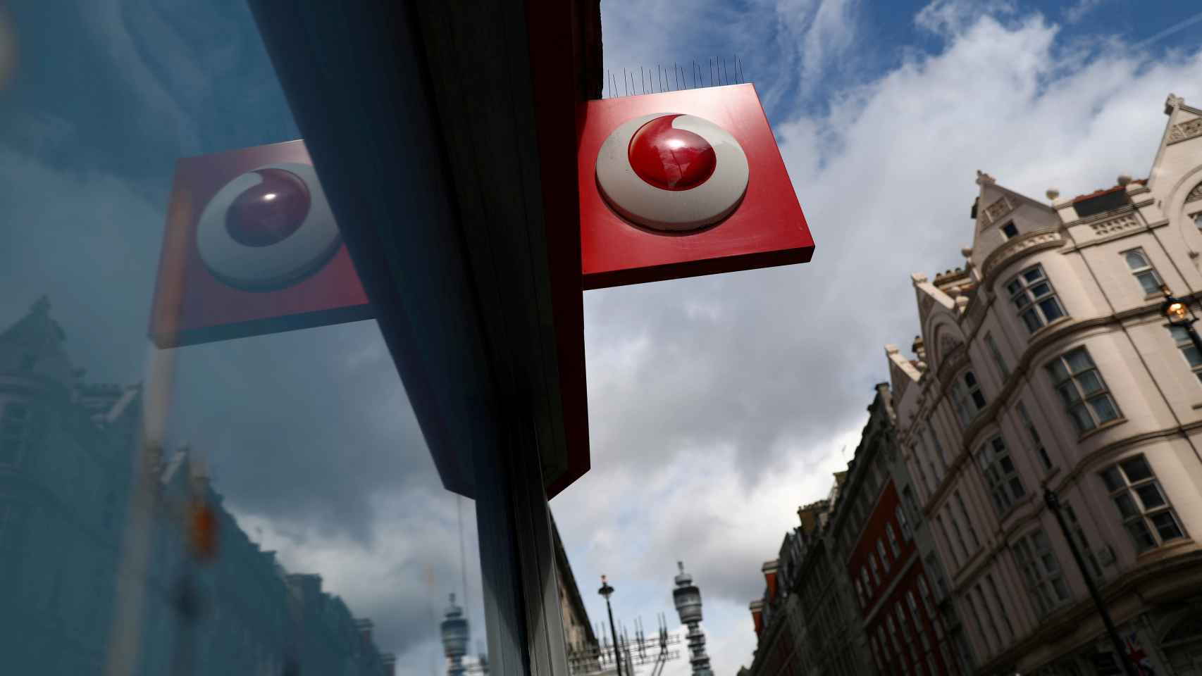 Logo de Vodafone en una tienda de la compañía en Londres.
