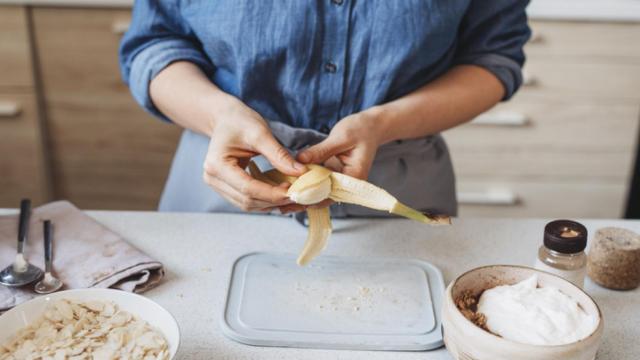 Todas las cosas que puedes hacer con una cáscara de plátano, antes de tirarla