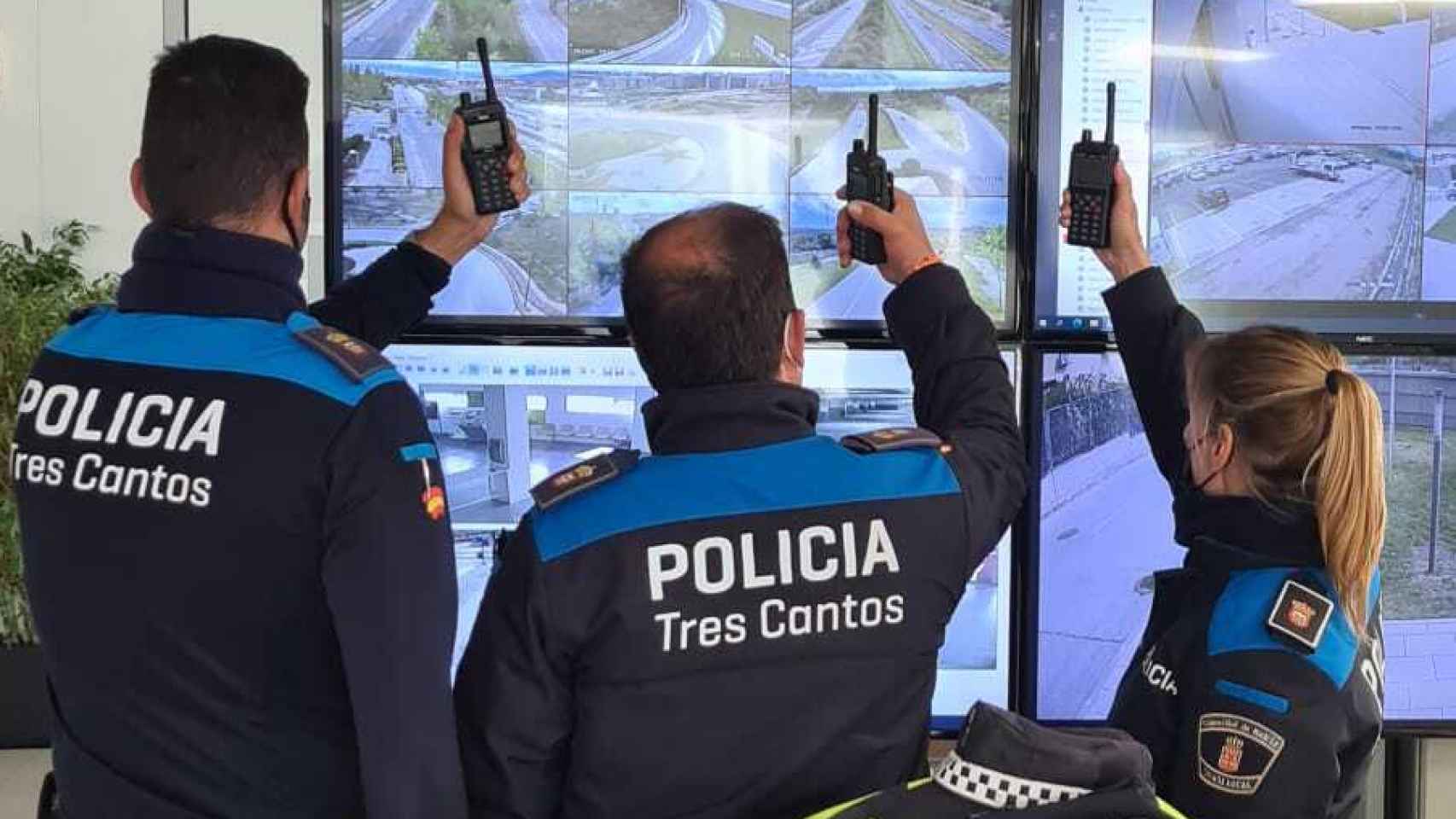 Tres agentes de la Policía Local, ante el sistema de control de tráfico. FOTO: Policía Local de Tres Cantos.