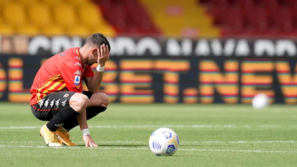 Un jugador del Benevento y el balón de la Serie A