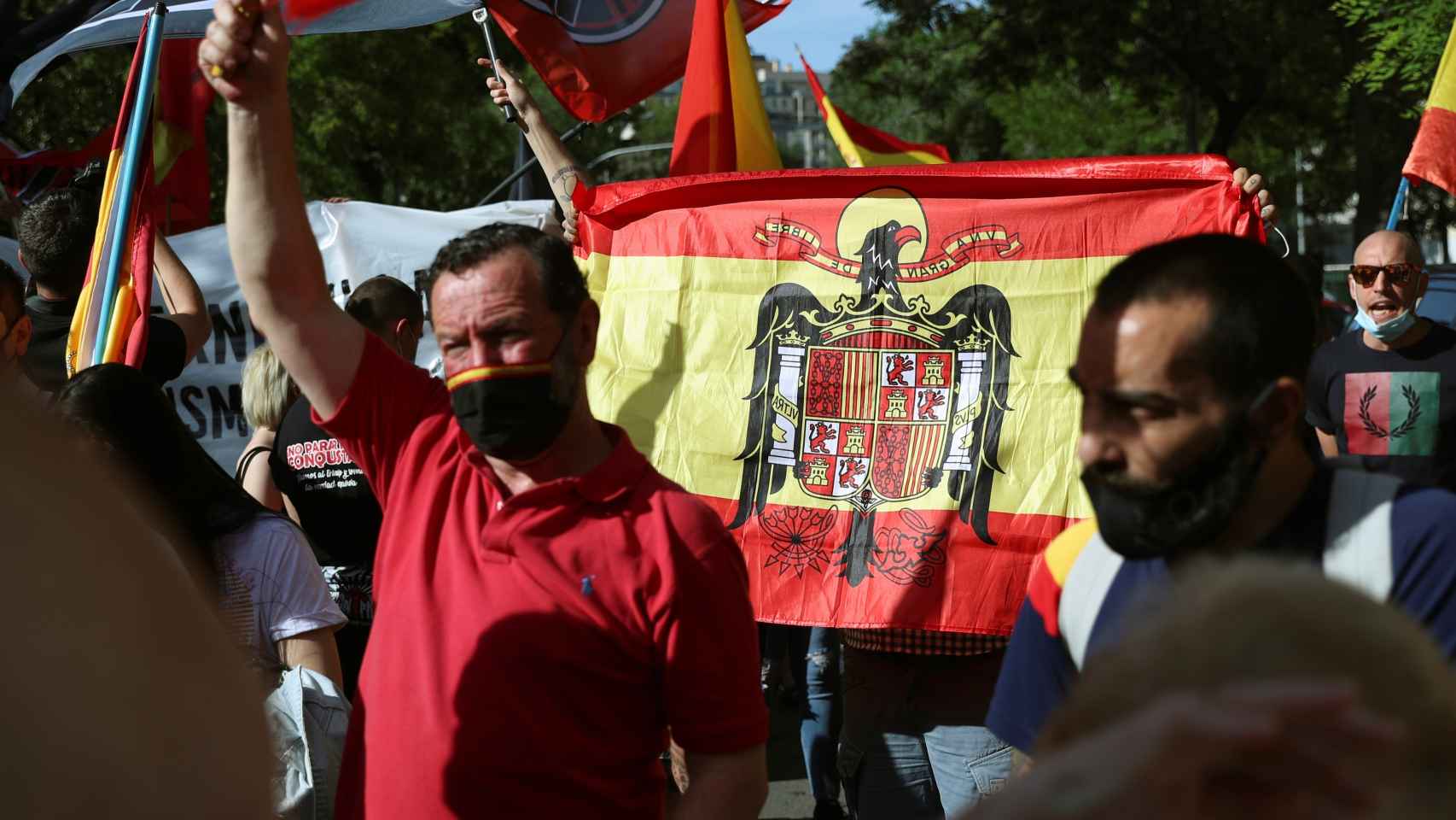 Varias personas con una bandera franquista participan en una concentración frente a la Embajada de Marruecos en Madrid.