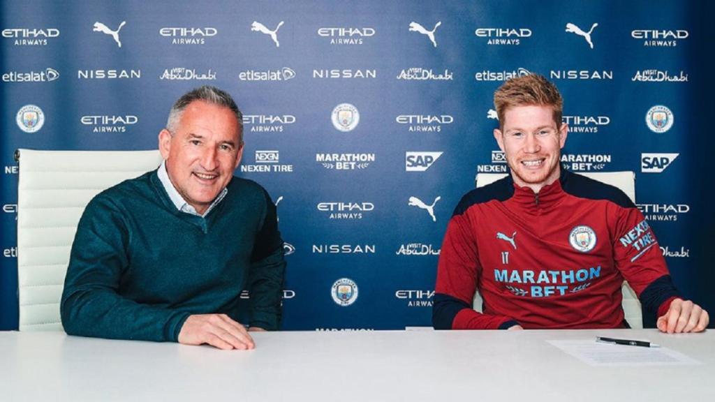 Txiki Begiristain y De Bruyne firmando la renovación