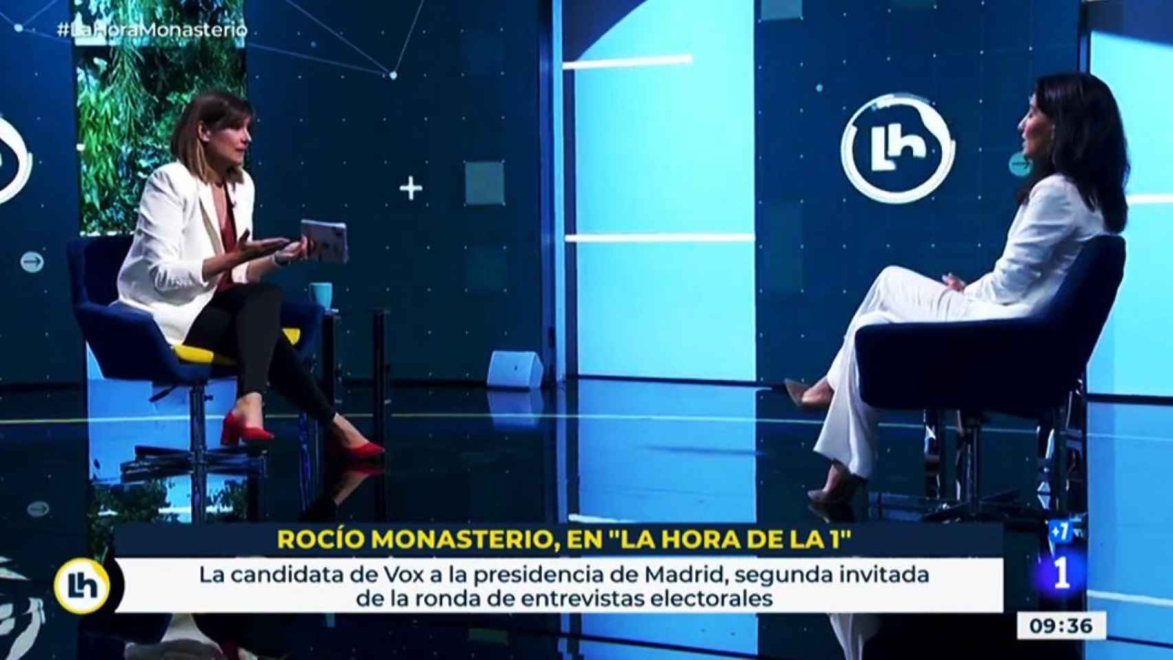 La presentadora de TVE Mónica López y Rocío Monasterio (Vox) durante la entrevista.