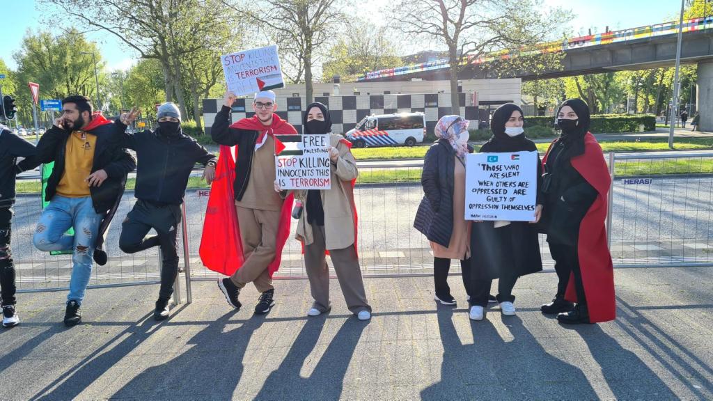 Manifestantes palestinos a las puertas del estadio Ahoy de Róterdam.