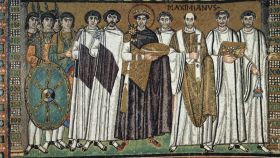 Mosaico que representa al emperador Justiniano y su corte, con Belisario a su derecha, en la basílica de San Vital, en Rávena.