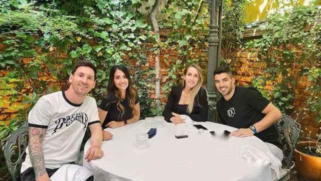 Leo Messi y Luis Suárez, junto a sus esposas Antonela Roccuzzo y Sofia Balbi, en una comida en Madrid en el mes de mayo de 2021. Foto: Instagram (antonelaroccuzzo)