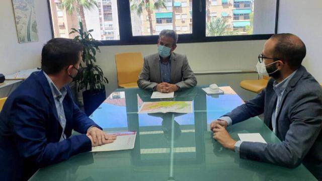 El director general de Carreteras de Murcia, José Antonio Fernández Lladó, y el presidente de la Diputación de Albacete, Santiago Cabañero, durante la reunión mantenida sobre la mejora de la carretera de Benizar a Socovos, en Albacete