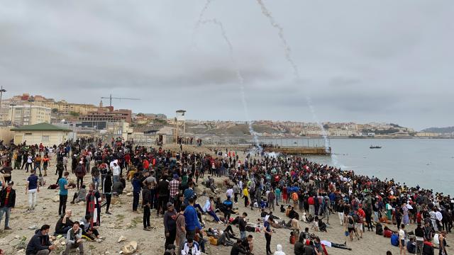 Cientos de personas esperan en la playa de la localidad de Fnideq (Castillejos) para cruzar los espigones de Ceuta.