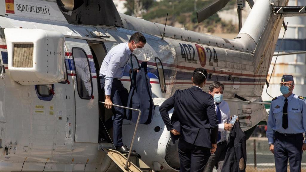 Pedro Sánchez baja del helicóptero en Ceuta tras el asalto a las fronteras por miles de marroquíes.
