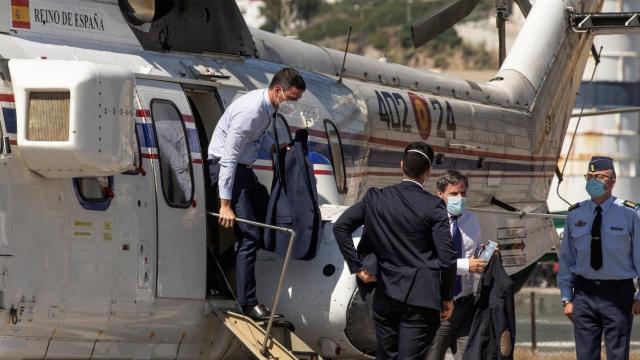 Pedro Sánchez baja del helicóptero en Ceuta tras el asalto a las fronteras por miles de marroquíes.