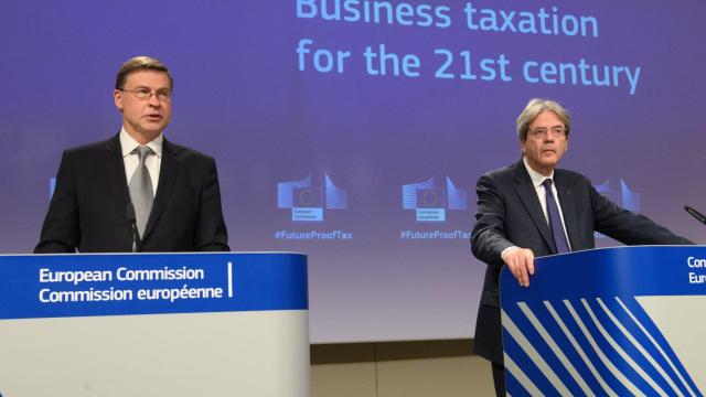 Valdis Dombrovskis y Paolo Gentiloni, durante la rueda de prensa de este martes