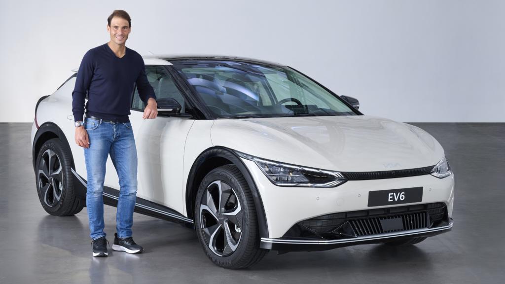 Rafa Nadal posa junto con el nuevo Kia EV6, un crossover 100% eléctrico que llega próximamente.