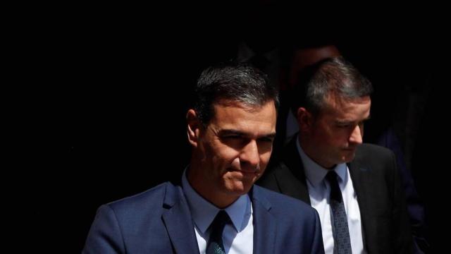 Pedro Sánchez y, a su espalda, Iván Redondo.